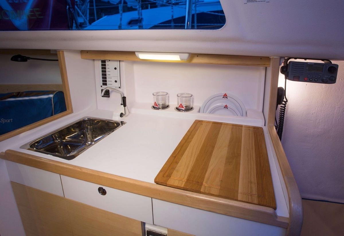 Catalina Yachts 275 Sport galley