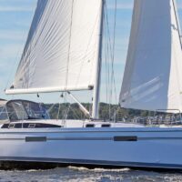 Product Catalina Yachts 425 Feature