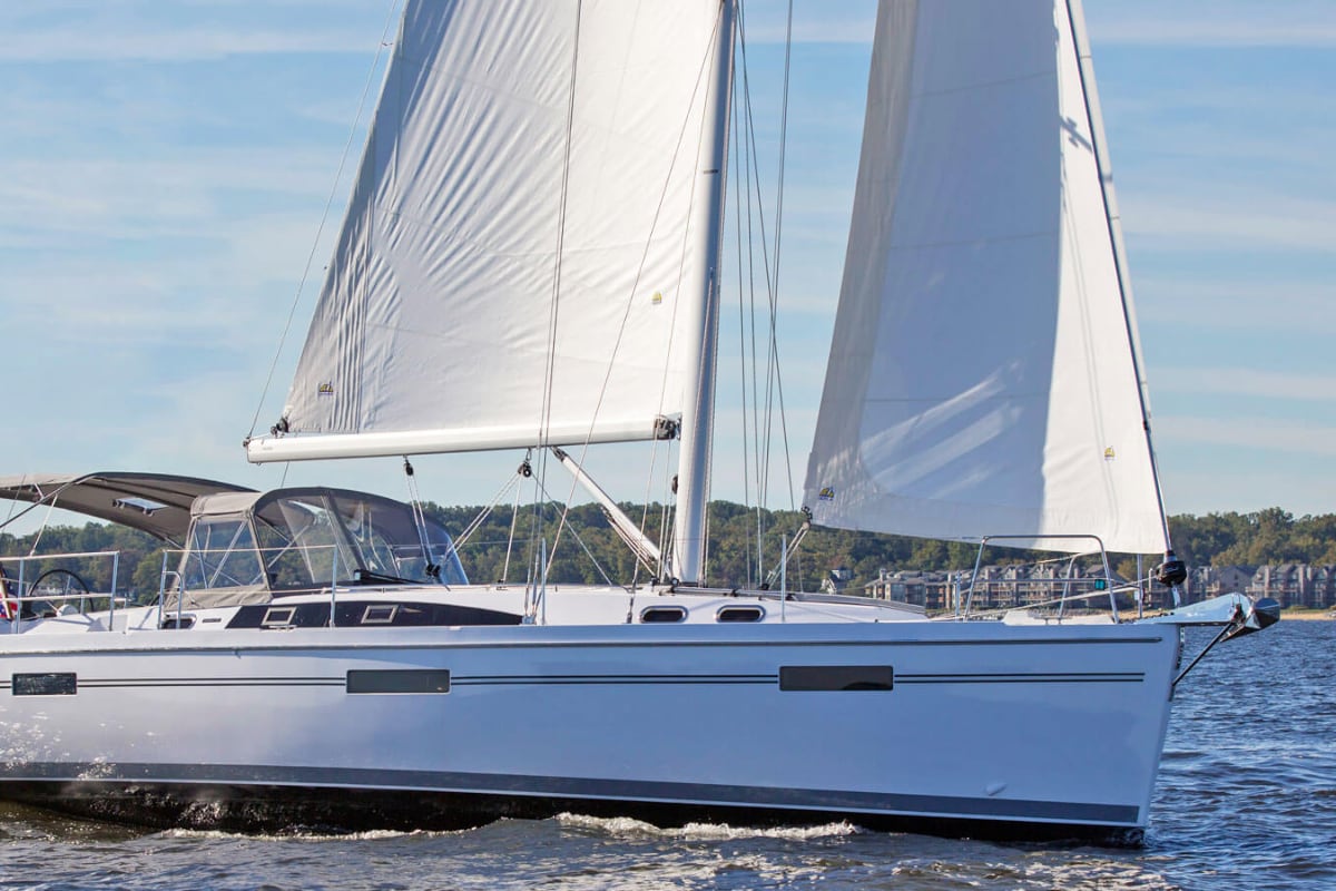 Product Catalina Yachts 425 Feature