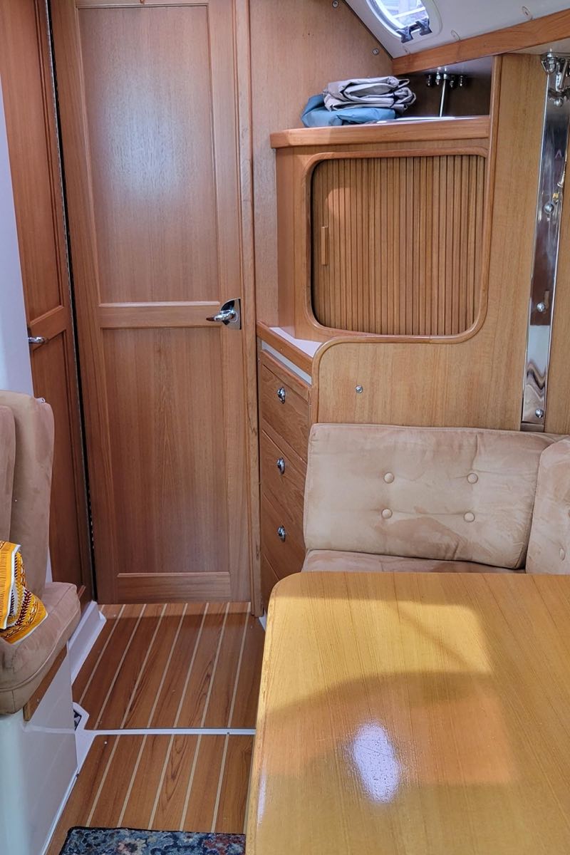 2006 Catalina 36 MK II saloon couch