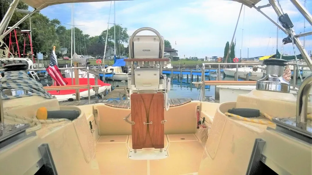 2015 Marlow-Hunter 37 sailboat exterior