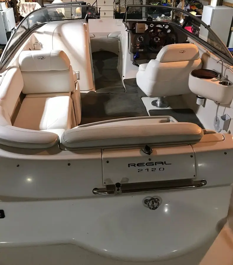 seating area of the 2005 Regal 2120 Destiny powerboat