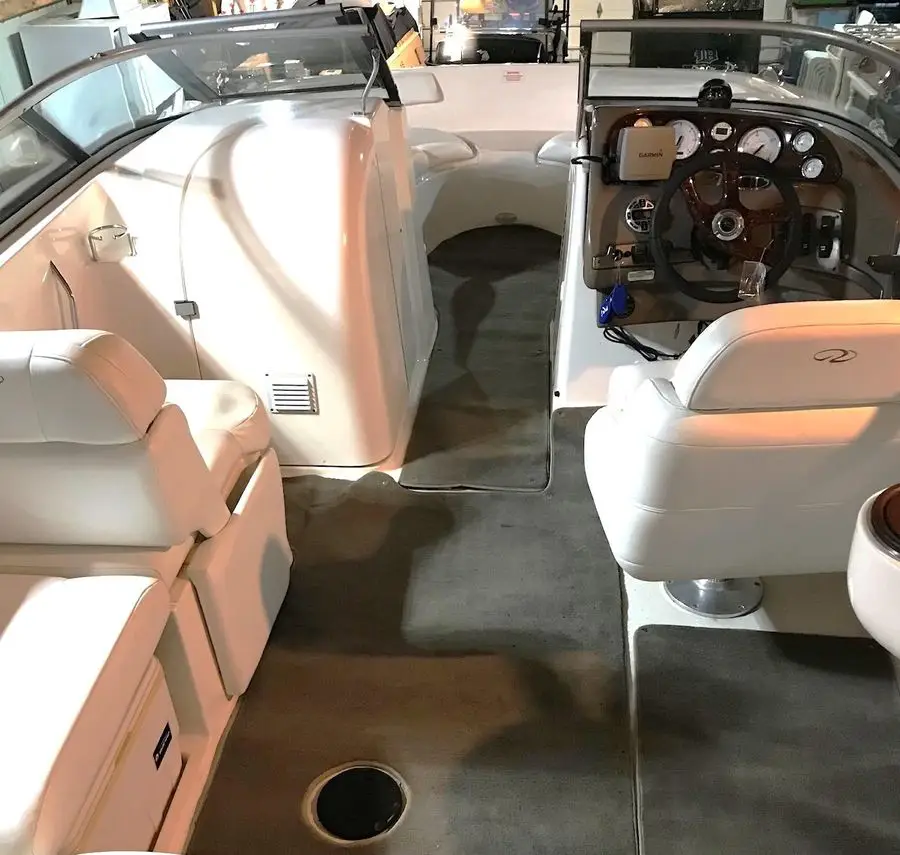 seating area and captains chair of the 2005 Regal 2120 Destiny powerboat