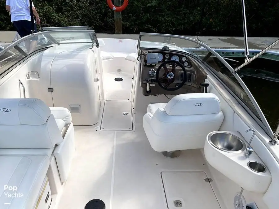 seating area and captains chair of the 2005 Regal 2120 Destiny powerboat