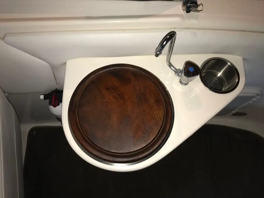 sink on the 2005 Regal 2120 Destiny powerboat