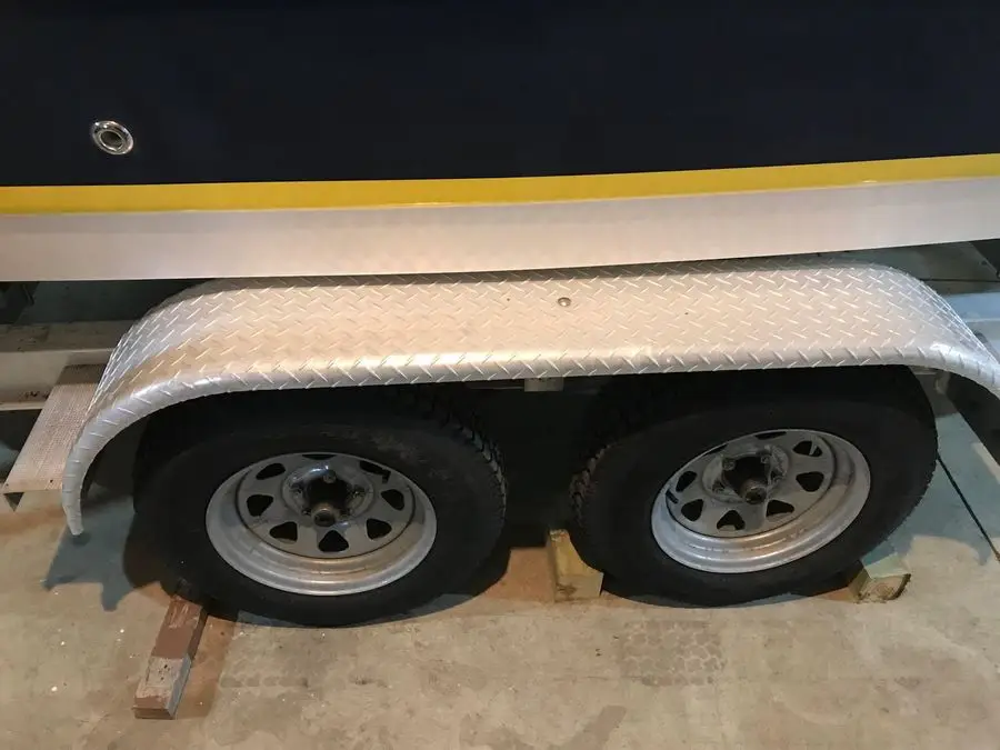 wheels on the trailer that comes with the 2005 Regal 2120 Destiny powerboat