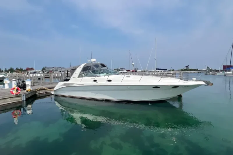 1997 Sea Ray 400 Sundancer exterior full view in water