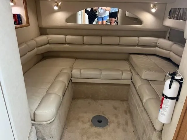 1997 Sea Ray 400 Sundancer interior seating