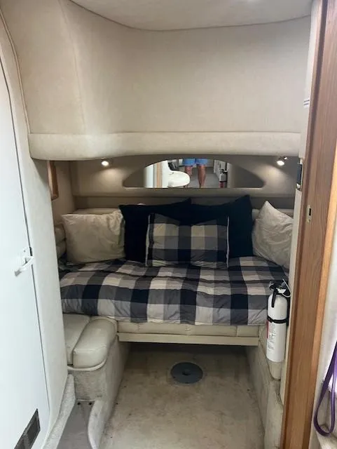 1997 Sea Ray 400 Sundancer interior stateroom
