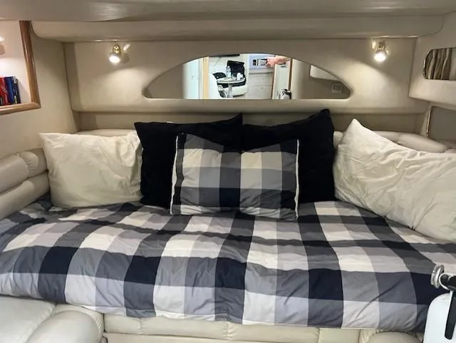 1997 Sea Ray 400 Sundancer interior stateroom