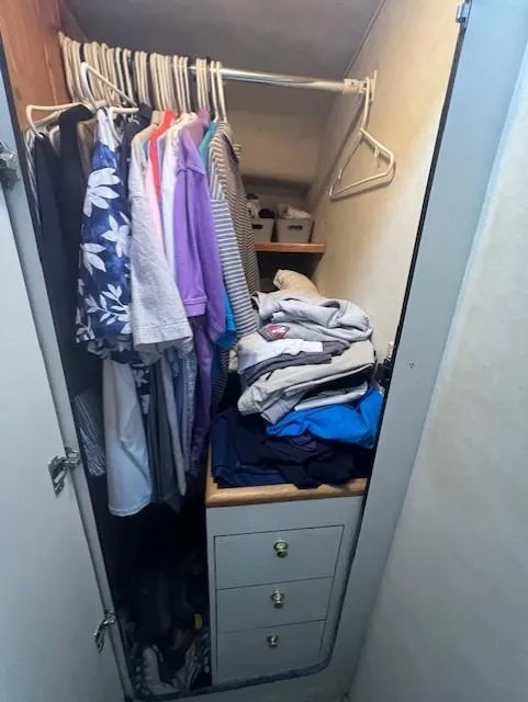 1997 Sea Ray 400 Sundancer interior closet