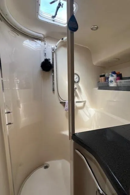 1997 Sea Ray 400 Sundancer interior shower