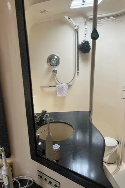 1997 Sea Ray 400 Sundancer interior shower