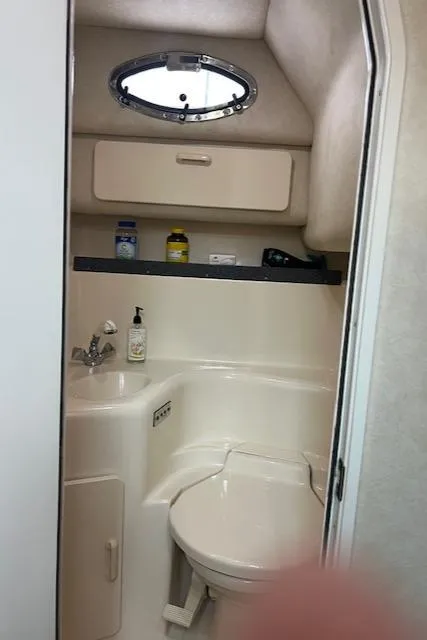 1997 Sea Ray 400 Sundancer interior head