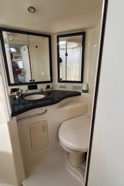1997 Sea Ray 400 Sundancer interior head