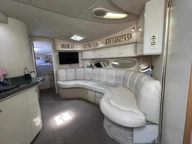 1997 Sea Ray 400 Sundancer interior seating area