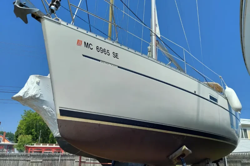 2001 Beneteau 331 sailboat exterior hull