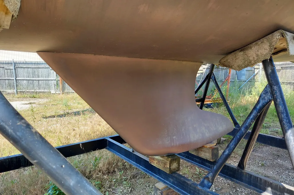 2001 Beneteau 331 sailboat exterior underside