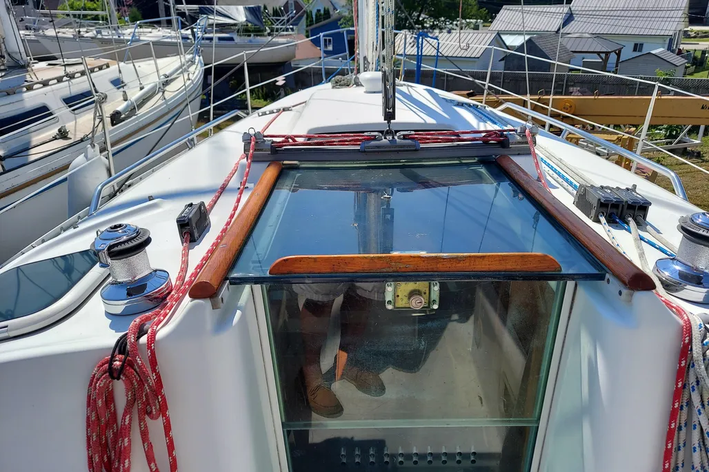 2001 Beneteau 331 sailboat deck look into cabin