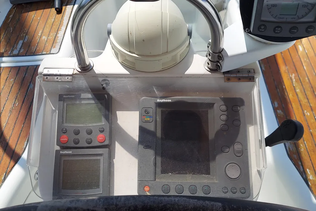 2001 Beneteau 331 sailboat exterior instruments