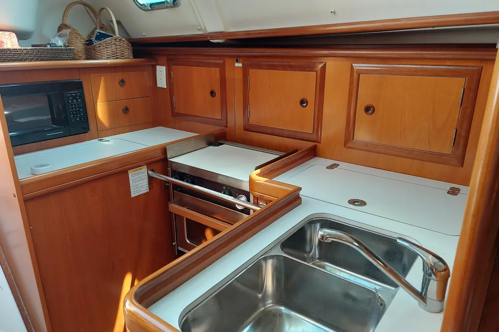 2001 Beneteau 331 sailboat galley