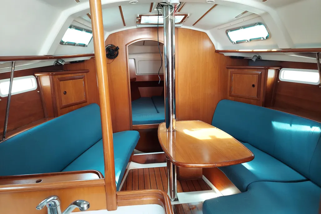 2001 Beneteau 331 sailboat interior dining and seating area
