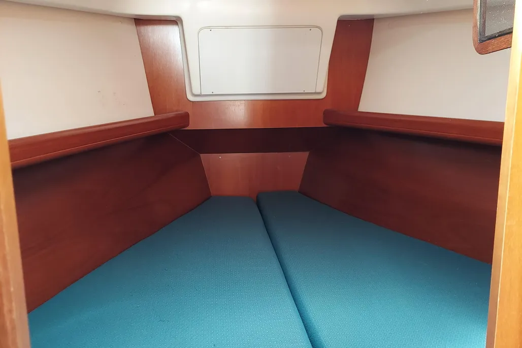 2001 Beneteau 331 sailboat interior stateroom
