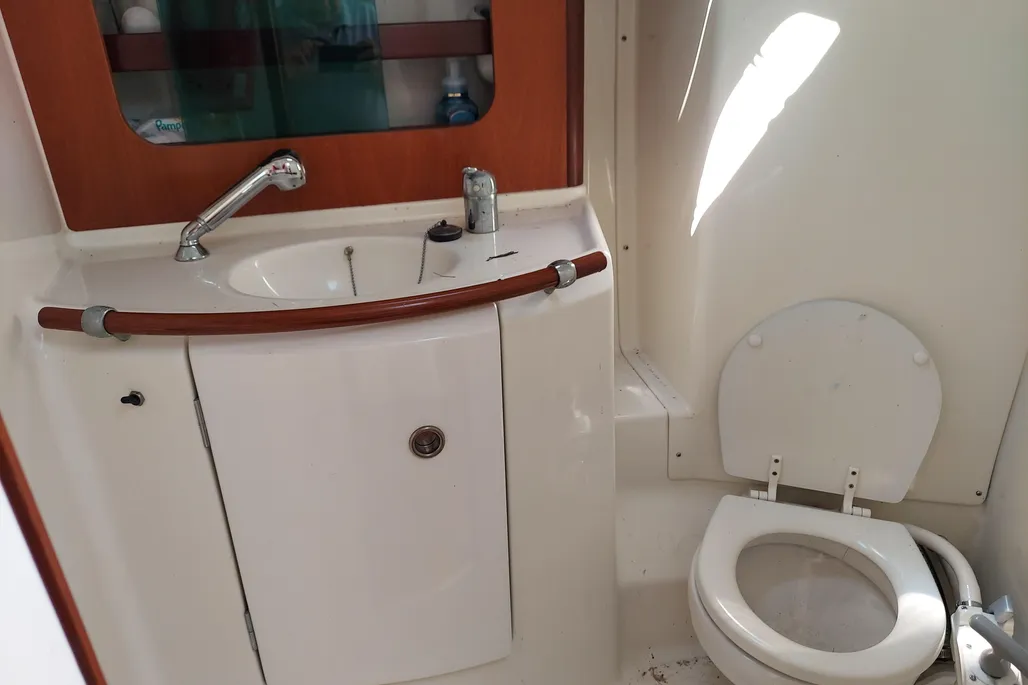 2001 Beneteau 331 sailboat head