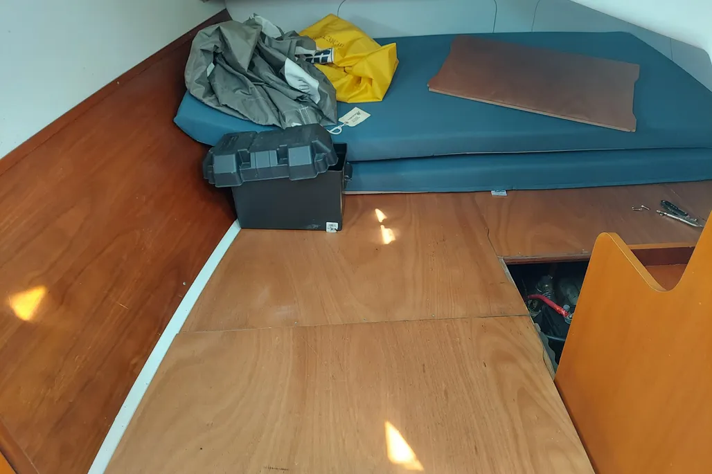 2001 Beneteau 331 sailboat interior