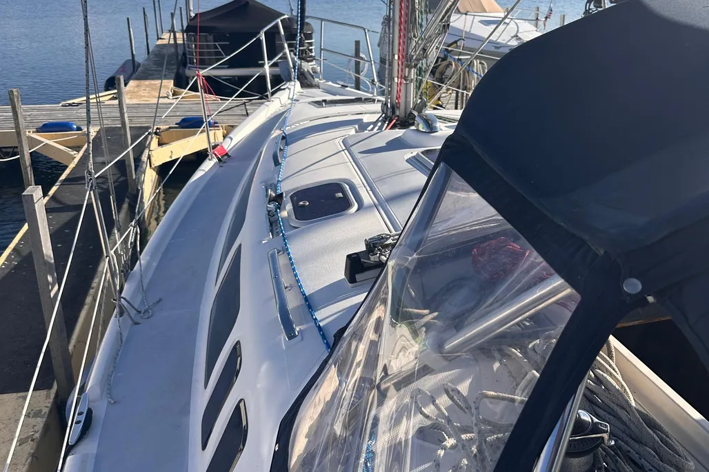 Top angle view of bow of a 1997 Hunter 336 sailboat.