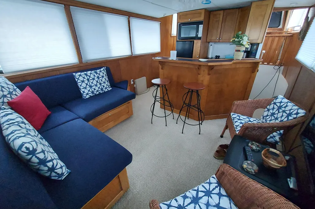 Spacious salon on a 2003 Dovercraft 43 powerboat.